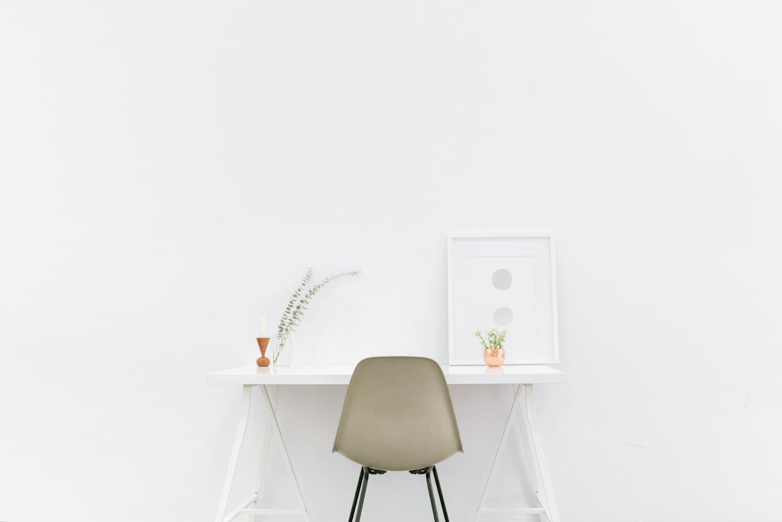 Un escritorio minimalista de madera clara bañado en luz natural, tranquilo y ordenado.