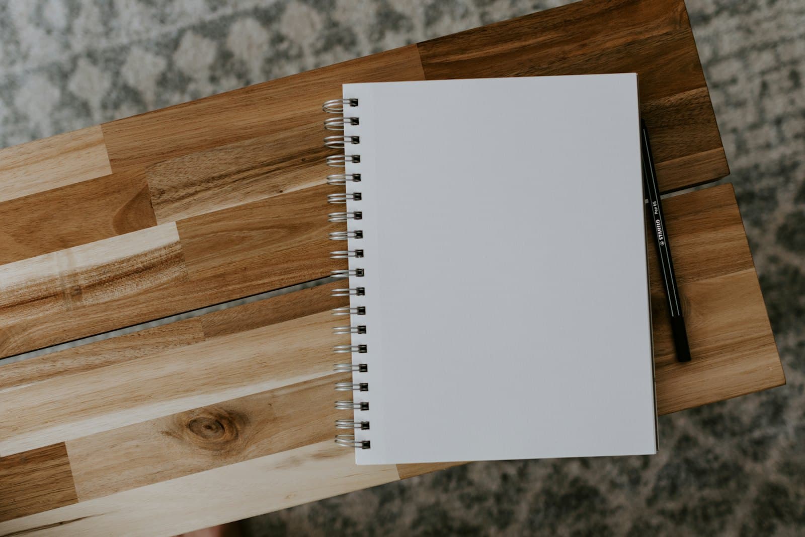 Un cuaderno apoyado sobre una mesa de madera, ambiente de plan de trabajo.
